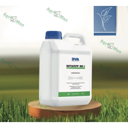 Бутелька з гербіцидом BETAPUR KE на дерев'яній підставці на фоні трави - БЕТАПУР КЕ