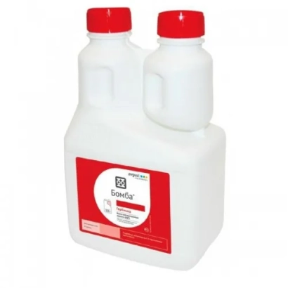 Бутылка с гербицидом Bomba на белом фоне - Бомба