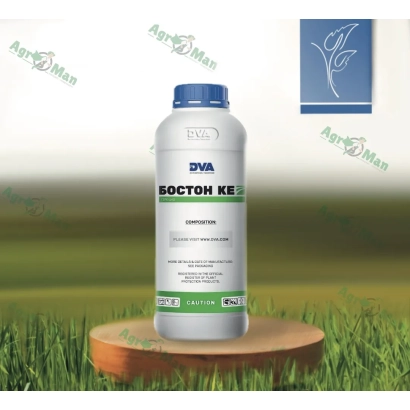 Бутылка с гербицидом БОСТОН КЕ на деревянной подставке на фоне травы