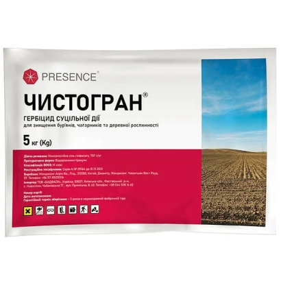 Упаковка гербицида Чистогран 5 кг на фоне поля