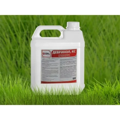 Белая канистра с этикеткой DEVRINOL, CS на фоне зеленой травы. - ДЕВРИНОЛ, КС
