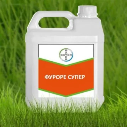 Белая канистра с этикеткой «ФУРОРЕ СУПЕР» на зелёном фоне травы. - Фуроре Супер м.в.е.