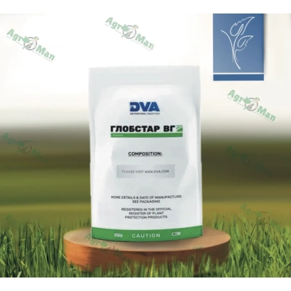 Пакет гербицида Глобстар ВР на деревянной подставке на фоне травы