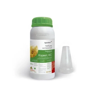 Бутылка с гербицидом Корант КС с зелёной крышкой и мерной воронкой рядом. - Гренч