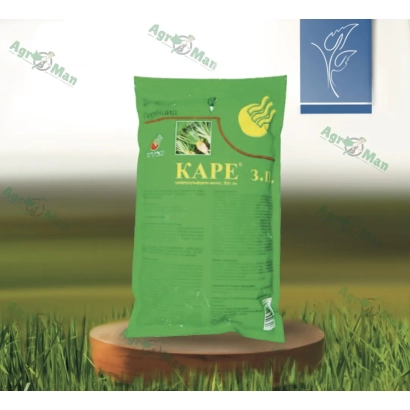 Зеленая упаковка гербицида КАРЕ на деревянной подставке на фоне травы - Каре ЗП