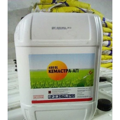 Белая канистра с этикеткой КЕМАСТРА-АП 480 SL на фоне желтых мешков