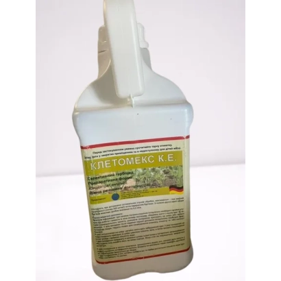 Бутылка гербицида Клетомекс с этикеткой на белом фоне