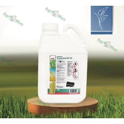 Белая канистра с этикеткой Комманд 48 на деревянной подставке на фоне травы