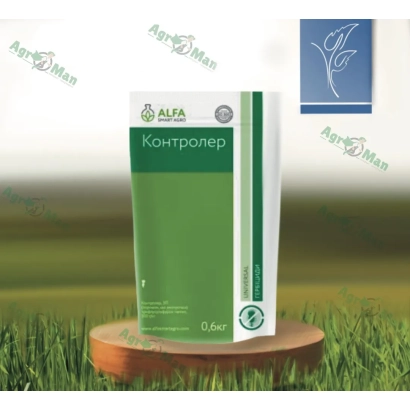 Пакет гербициду Контролер на дерев'яній підставці на фоні трави