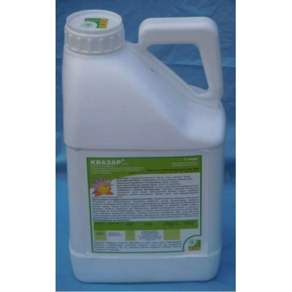 Белая канистра с этикеткой Квазар на синем фоне