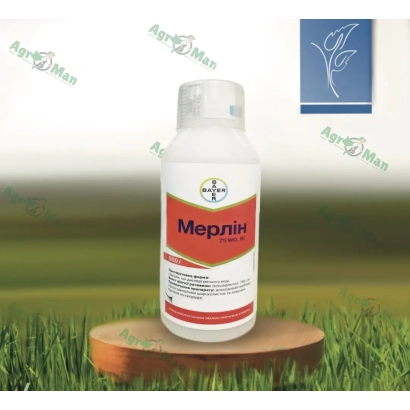 Бутылка гербицида Мерлин 75 WG на деревянной подставке на фоне травы