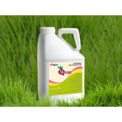 Белая канистра с этикеткой Mitchell, KE на фоне зеленой травы - Митчел, КЕ