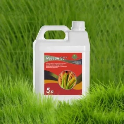 Белая канистра с этикеткой Mussun SC на зеленой траве - Муссон SС