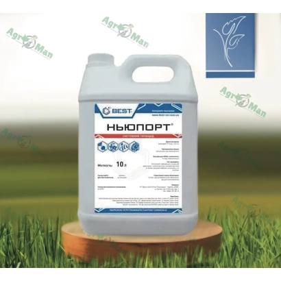 Каністра гербіциду Ньюпорт на дерев'яній підставці на фоні зеленої трави