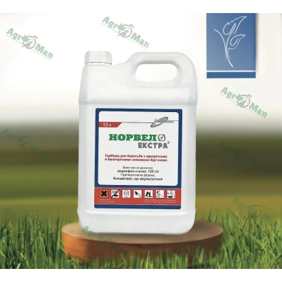 Канистра с гербицидом НОРВЕЛ ЭКСТРА на фоне травы - Норвел Екстра