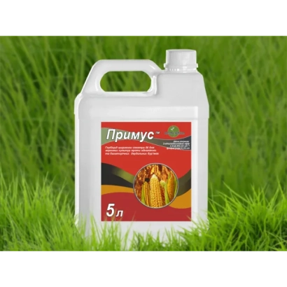 Белая канистра с этикеткой «Примус» на фоне зелёной травы