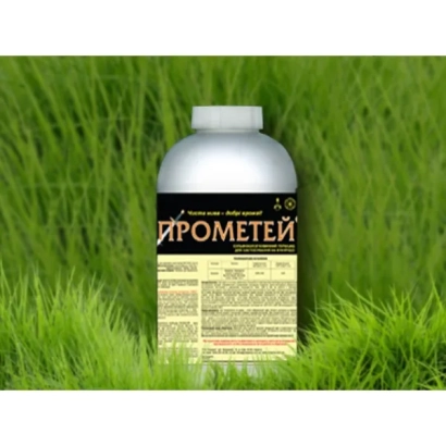 Бутелка гербіциду Прометей на фоні зеленої трави