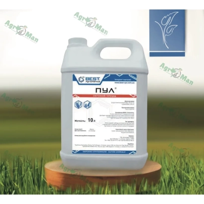 Каністра гербіциду ПУЛ на дерев'яній підставці на фоні трави