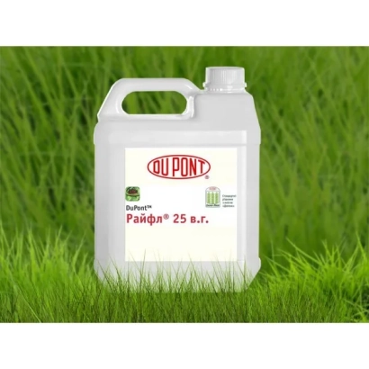 Белая канистра с этикеткой DuPont и надписью Раунуп 25 а.с. на фоне зелёной травы. - Райфл 25