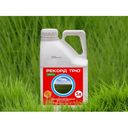 Бутылка с гербицидом РЕКОРД ТРИО на фоне зеленой травы