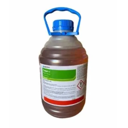 Канистра с жидкостью и этикеткой, вероятно гербицид Слаш или КЕ