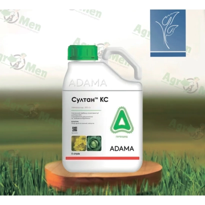 Бутылка гербицида Султан КС на деревянной подставке на фоне травы