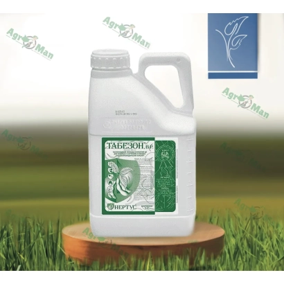 Бутелечка з гербіцидом Табезон на дерев'яній підставці на фоні трави