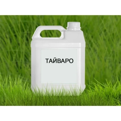 Белая канистра с надписью ТАЙВАРО на фоне зелёной травы
