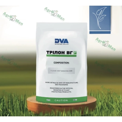 Белая упаковка гербицида Трилон ВГ на деревянной подставке на фоне зелёной травы