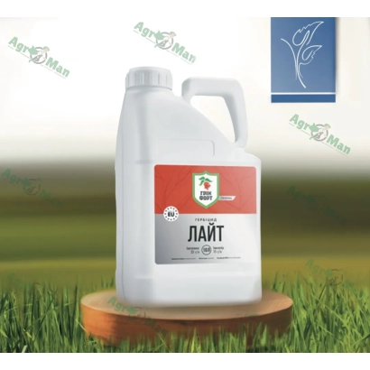 Бутелька гербіциду Тример Лайт на дерев'яній підставці на фоні трави