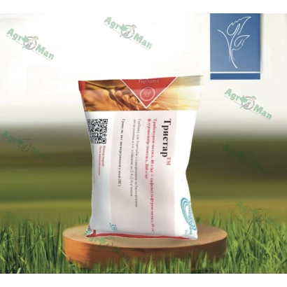 Пакет гербицида Тристар на деревянной подставке на фоне травы