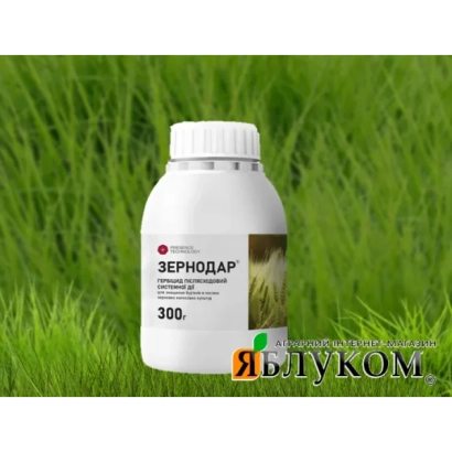 Бутылка с гербицидом Зернодар на фоне зеленой травы