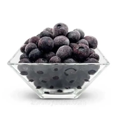 Голубика в прозорній скляній піраміді на білому фоні - Мавка