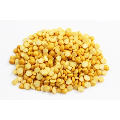 Кучка желтого гороха на белом фоне - ОМСКИЙ 7
