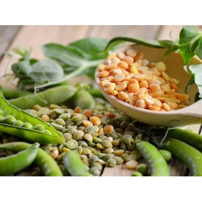 Горох у стручках та зернами на дерев'яній поверхні - РАМБЕЛ