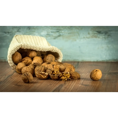 Грецкие орехи на деревянной поверхности с вывернутым мешком - Легинь