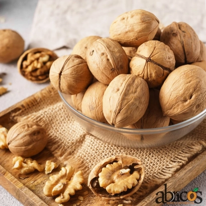 Грецкие орехи в стеклянной чаше на льняной ткани - Ленинградский