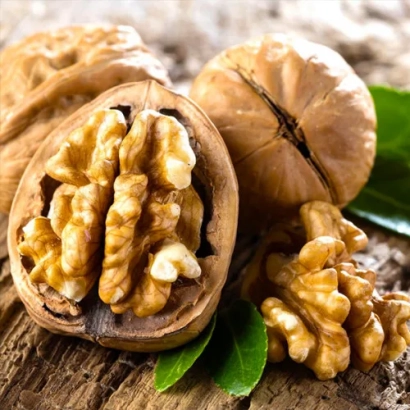 Грецкие орехи на деревянной поверхности - Песчиански