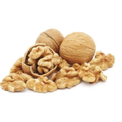 Грецкие орехи в скорлупе и очищенные на белом фоне - Приднестровский