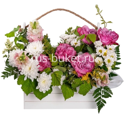 Корзина с цветами, включая хризантемы и розы, с надписью МАЛИНОВЫЙ ЗВОН