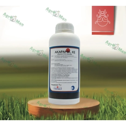 Бутель інсектициду Акарамик на дерев'яній підставці на фоні трави - Акарамік