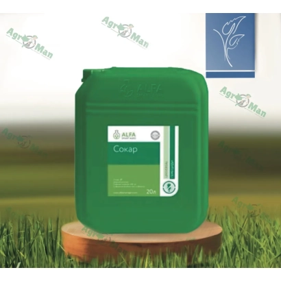 Зелёная канистра с этикеткой Coup на деревянной подставке на фоне травы. - АЛЬФАСАЙД 100 ЕС