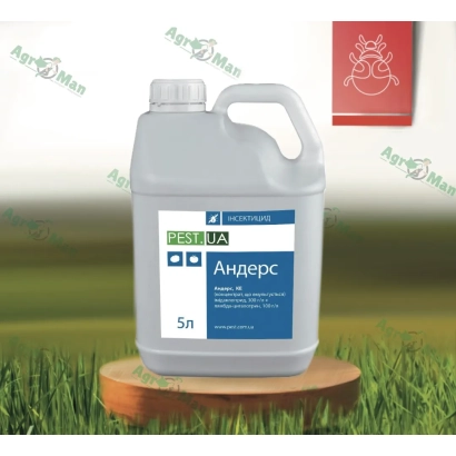 Канистра с инсектицидом Андерс на деревянной подставке на фоне травы