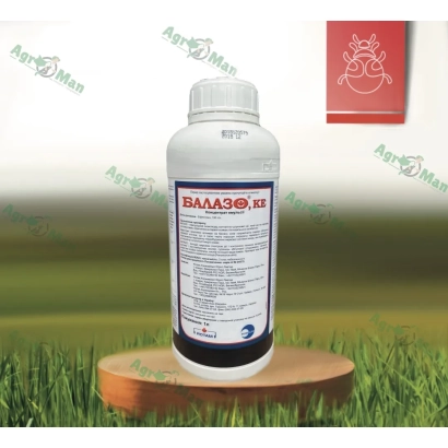 Бутелечка з інсектицидом БАЛАЗО на дерев'яній підставці на фоні трави