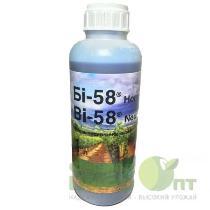 Флакон с инсектицидом Би-58 Новый на фоне поля