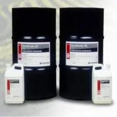 Черные бочки и белые канистры с продуктом Danadim Stable - Данадим стабильный