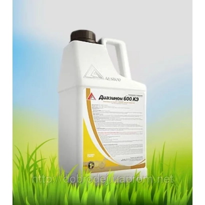 Бутылка с инсектицидом Диазинон 600 КЭ на фоне травы