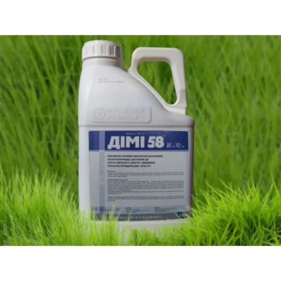 Бутель з інсектицидом Дімі 58 на зеленій траві