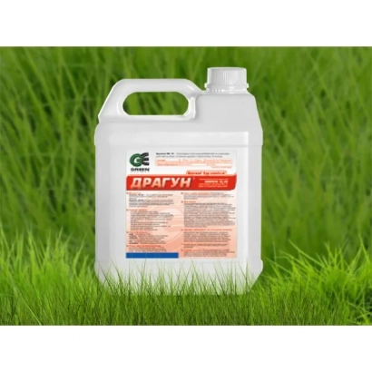 Белая канистра с этикеткой «Драгун» на зелёном фоне травы