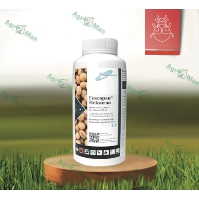 Бутылка с инсектицидом Гексоран на деревянной подставке на фоне травы.